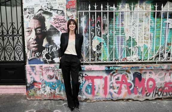 DANS L’INTIMITÉ DE SERGE GAINSBOURG : VISITE PRIVÉE DE SA MAISON À PARIS