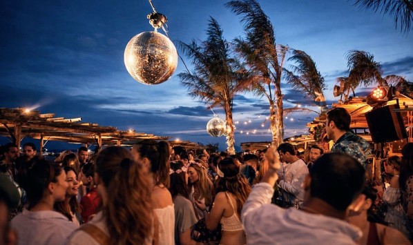 MYKONOS - The festive belle ‹ Greets Paris