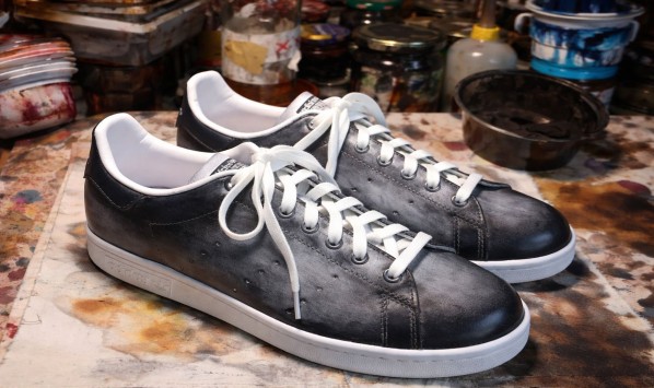 TREAT YOURSELF TO A UNIQUE PAIR OF SNEAKERS FROM THE FAMOUS TENNIS SHOES BRAND...‹ Greets Paris