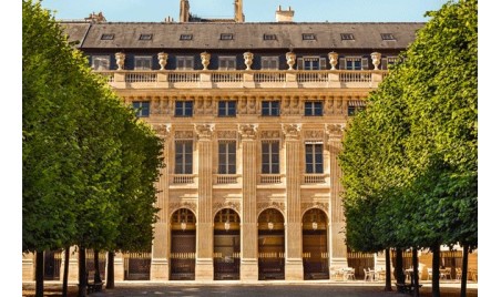 REveal the underside of the crazy horse CABARET