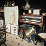 DANS L'INTIMITE DE SERGE GAINSBOURG : VISITE PRIVEE DE SA MAISON A PARIS