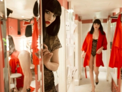 REVEAL THE UNDERSIDE OF THE CRAZY HORSE