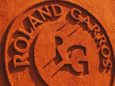 THE LITTLE YELLOW BALL IS BACK ON CLAY